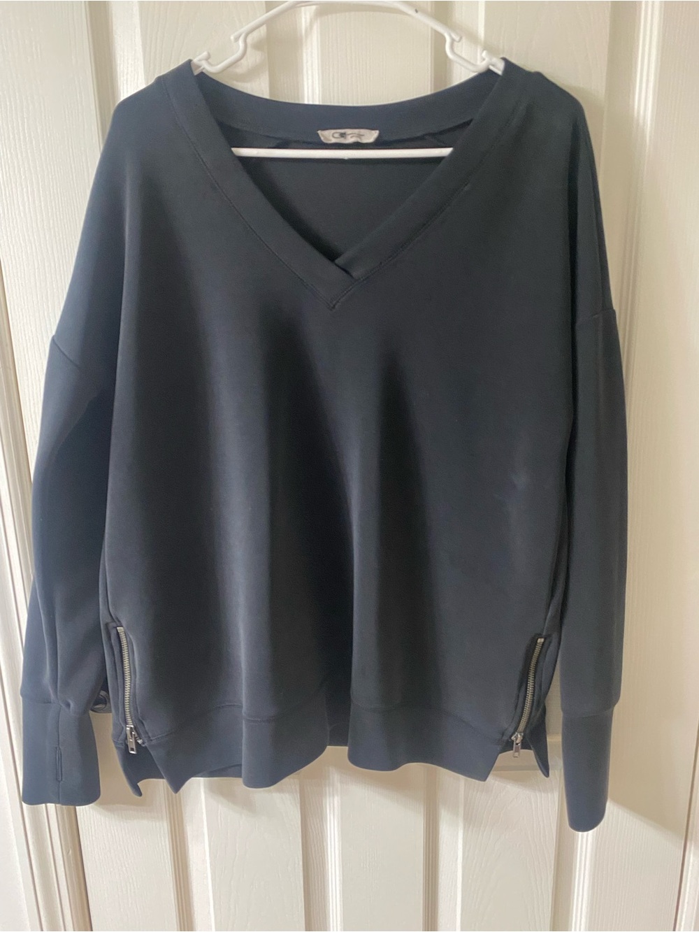 Cable and Gauge black V-neck sweatshirt-like new-only worn once